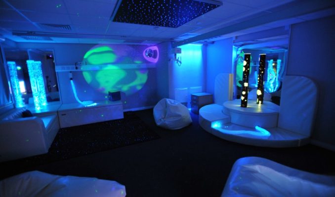 فواید اتاق تاریک حسی